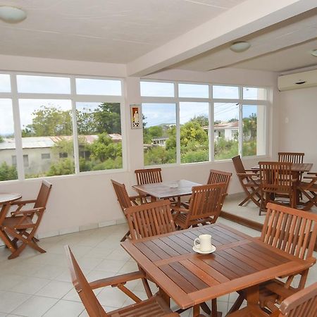 Caribbean Inn And Suites St. John's Buitenkant foto