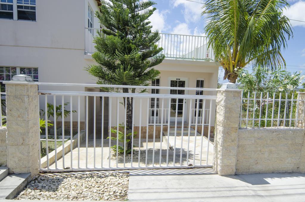 Caribbean Inn And Suites St. John's Buitenkant foto