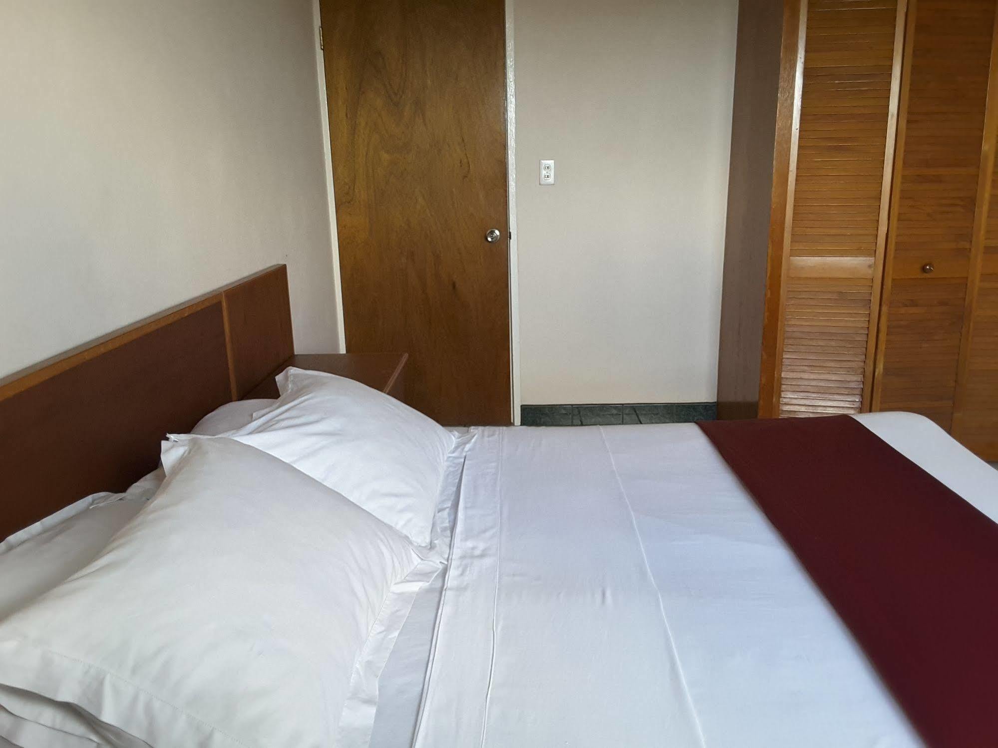 Caribbean Inn And Suites St. John's Buitenkant foto
